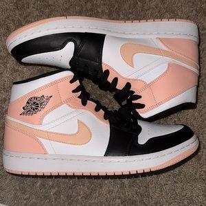Jordan 1 Mid
Arctic Orange Black Toe